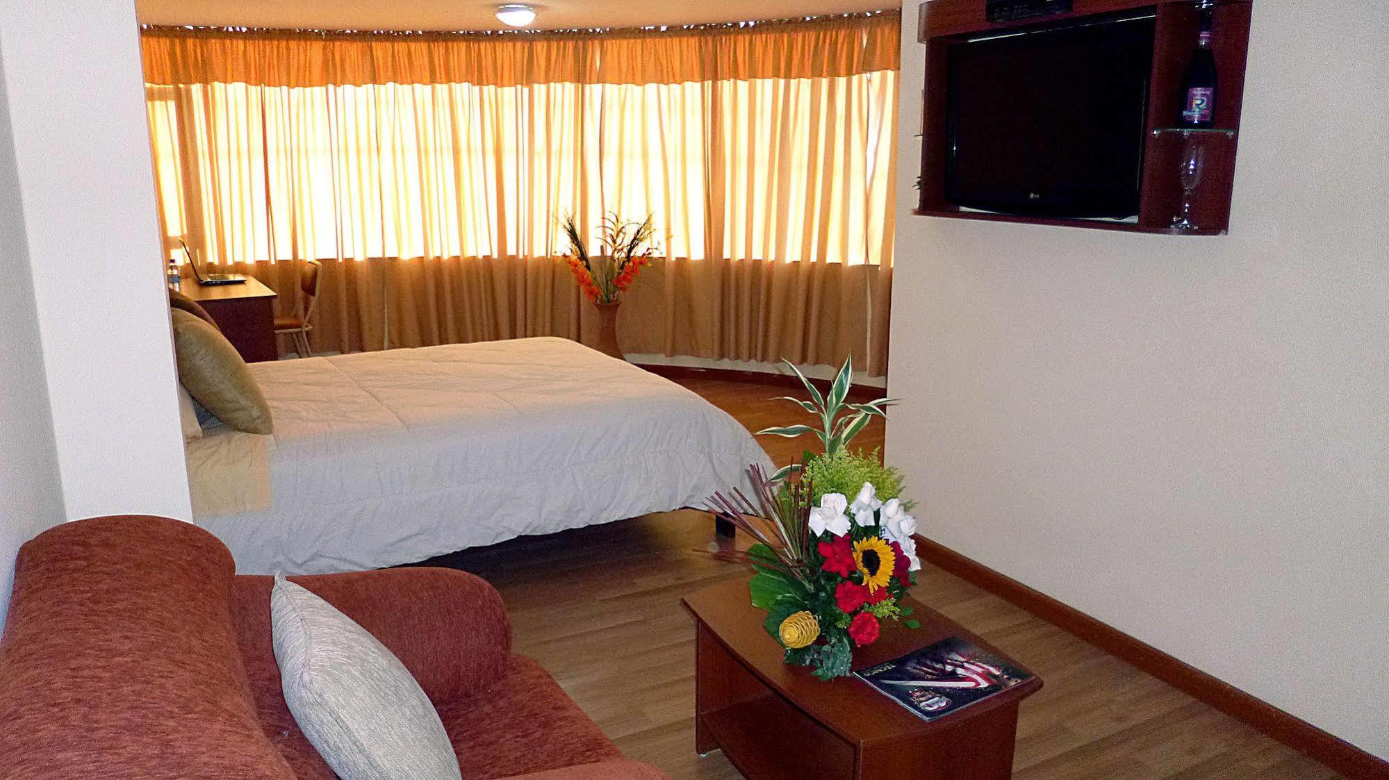 Hotel Versailles Ambato Exterior photo